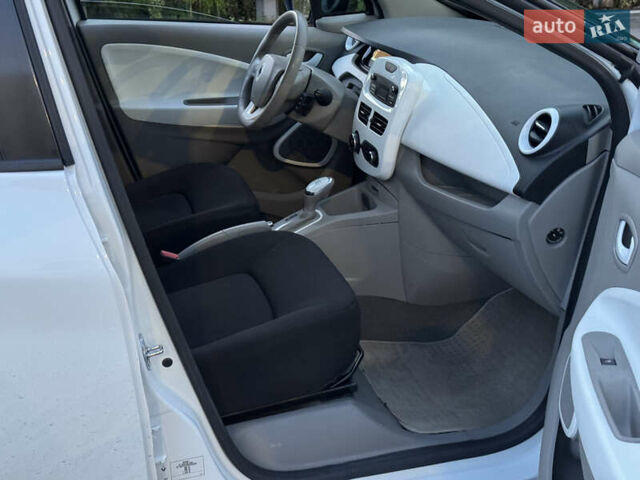 Белый Рено Зое, объемом двигателя 0 л и пробегом 82 тыс. км за 8999 $, фото 21 на Automoto.ua