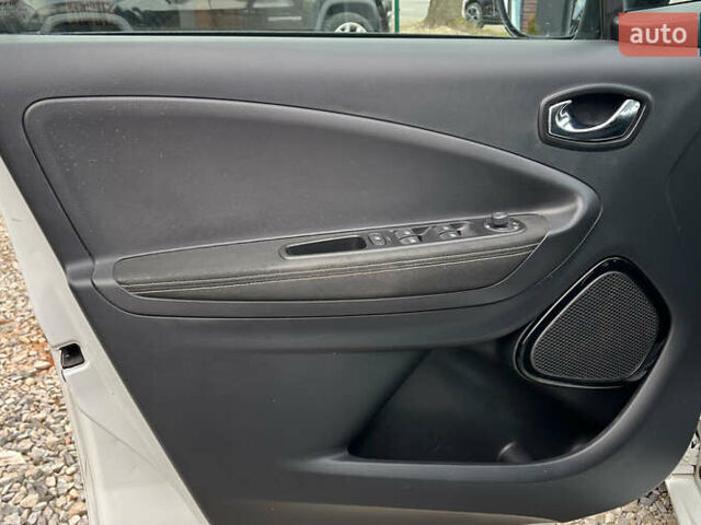 Белый Рено Зое, объемом двигателя 0 л и пробегом 140 тыс. км за 8900 $, фото 21 на Automoto.ua