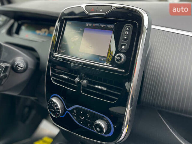 Белый Рено Зое, объемом двигателя 0 л и пробегом 140 тыс. км за 8900 $, фото 15 на Automoto.ua