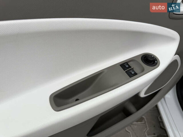 Белый Рено Зое, объемом двигателя 0 л и пробегом 127 тыс. км за 9200 $, фото 41 на Automoto.ua