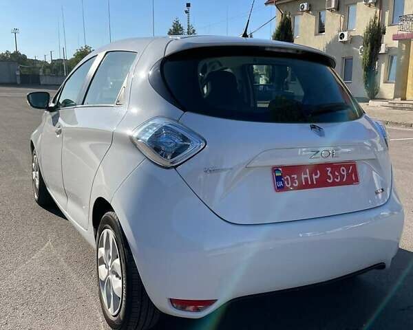 Белый Рено Зое, объемом двигателя 0 л и пробегом 160 тыс. км за 8200 $, фото 21 на Automoto.ua