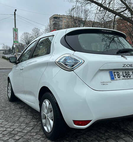 Белый Рено Зое, объемом двигателя 0 л и пробегом 97 тыс. км за 9200 $, фото 15 на Automoto.ua