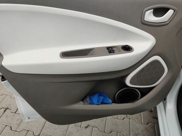 Білий Рено Зое, об'ємом двигуна 0 л та пробігом 190 тис. км за 8500 $, фото 6 на Automoto.ua