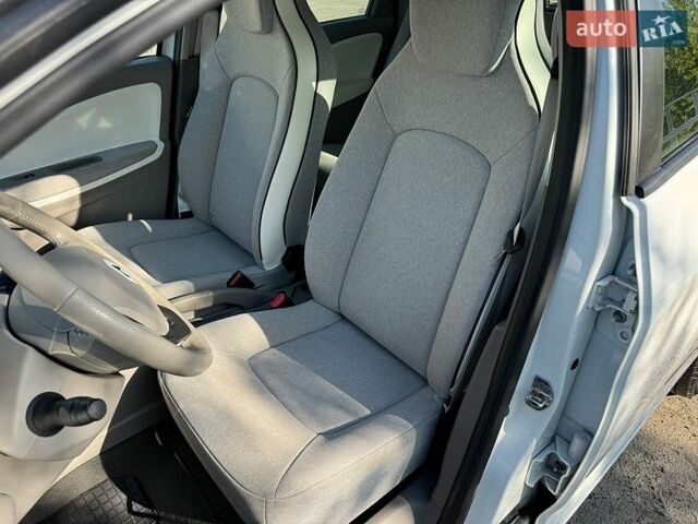 Белый Рено Зое, объемом двигателя 0 л и пробегом 9 тыс. км за 11200 $, фото 20 на Automoto.ua