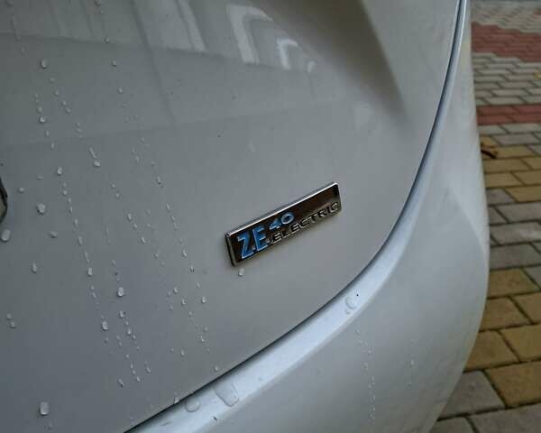 Белый Рено Зое, объемом двигателя 0 л и пробегом 129 тыс. км за 8700 $, фото 52 на Automoto.ua