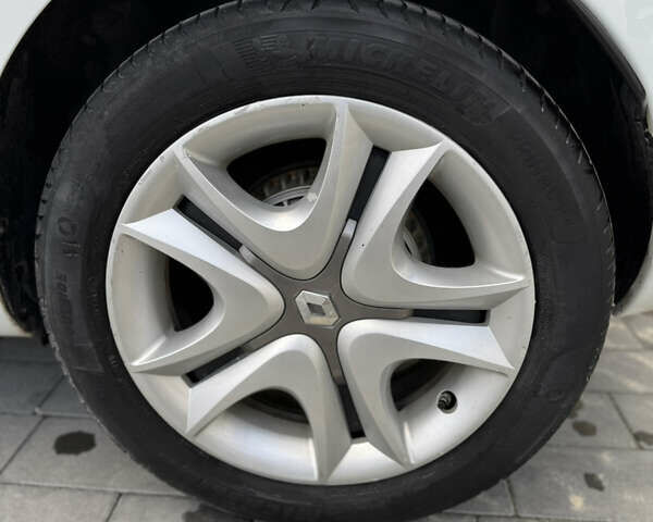 Белый Рено Зое, объемом двигателя 0 л и пробегом 75 тыс. км за 9900 $, фото 28 на Automoto.ua