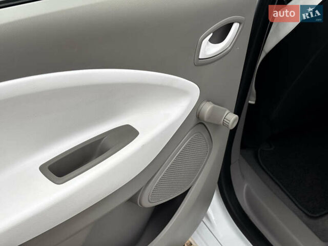 Білий Рено Зое, об'ємом двигуна 0 л та пробігом 23 тис. км за 8850 $, фото 31 на Automoto.ua