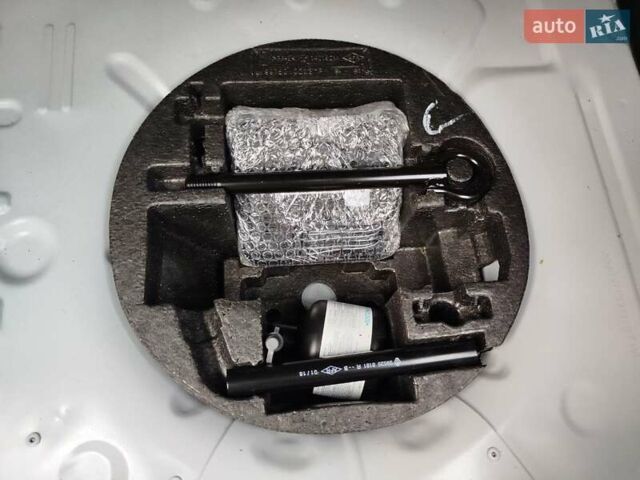 Белый Рено Зое, объемом двигателя 0 л и пробегом 72 тыс. км за 11700 $, фото 8 на Automoto.ua