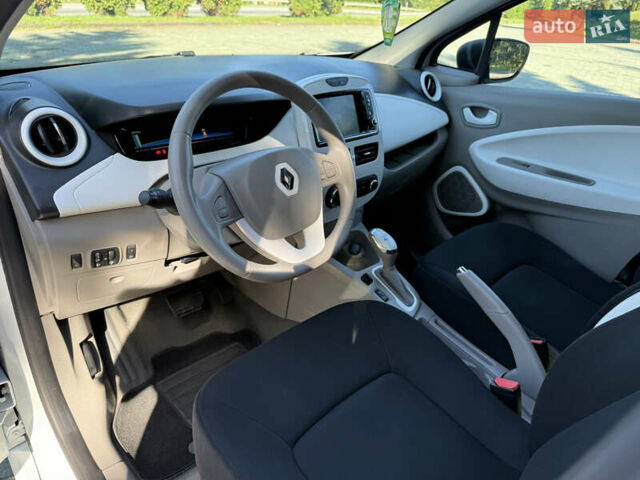 Белый Рено Зое, объемом двигателя 0 л и пробегом 57 тыс. км за 9500 $, фото 9 на Automoto.ua