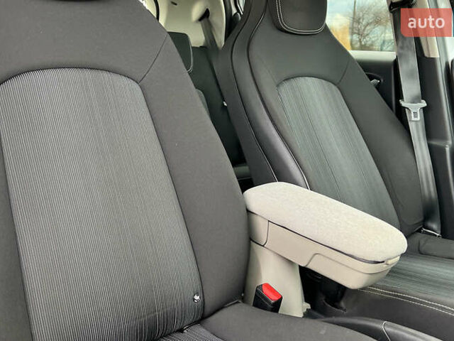 Белый Рено Зое, объемом двигателя 0 л и пробегом 140 тыс. км за 9300 $, фото 20 на Automoto.ua