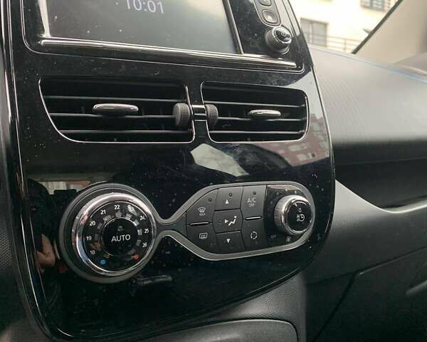 Белый Рено Зое, объемом двигателя 0 л и пробегом 32 тыс. км за 11500 $, фото 18 на Automoto.ua