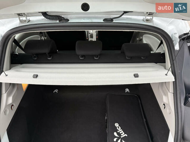 Белый Рено Зое, объемом двигателя 0 л и пробегом 127 тыс. км за 9200 $, фото 61 на Automoto.ua