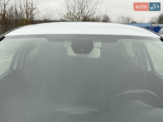 Білий Рено Зое, об'ємом двигуна 0 л та пробігом 56 тис. км за 9800 $, фото 7 на Automoto.ua