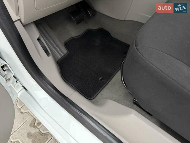 Белый Рено Зое, объемом двигателя 0 л и пробегом 127 тыс. км за 9200 $, фото 59 на Automoto.ua