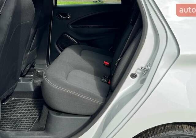 Белый Рено Зое, объемом двигателя 0 л и пробегом 157 тыс. км за 8700 $, фото 7 на Automoto.ua