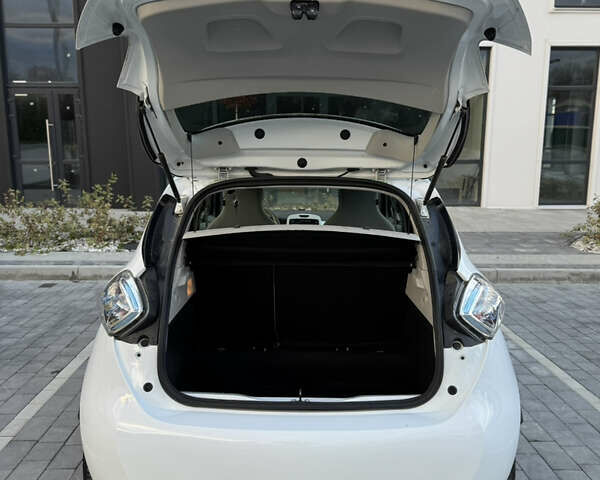 Белый Рено Зое, объемом двигателя 0 л и пробегом 75 тыс. км за 9900 $, фото 47 на Automoto.ua