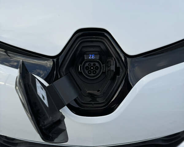 Белый Рено Зое, объемом двигателя 0 л и пробегом 75 тыс. км за 9900 $, фото 27 на Automoto.ua