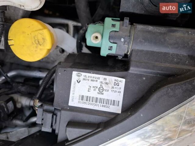 Белый Рено Зое, объемом двигателя 0 л и пробегом 129 тыс. км за 8700 $, фото 49 на Automoto.ua