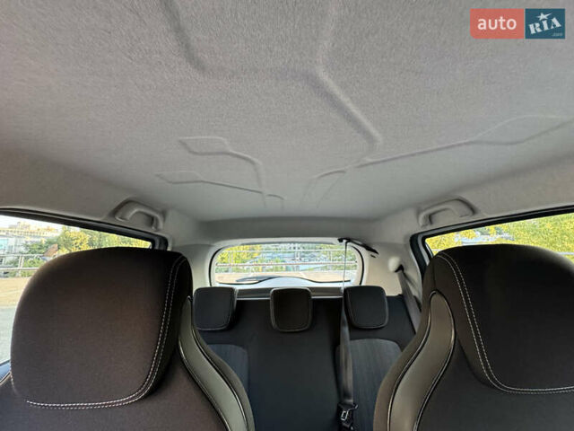 Белый Рено Зое, объемом двигателя 0 л и пробегом 70 тыс. км за 8900 $, фото 26 на Automoto.ua