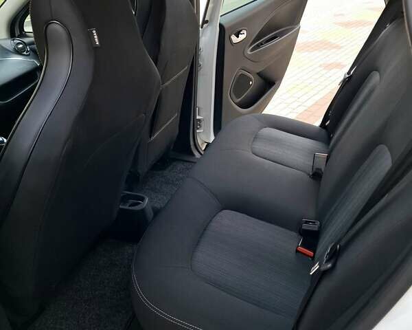 Белый Рено Зое, объемом двигателя 0 л и пробегом 129 тыс. км за 8700 $, фото 31 на Automoto.ua