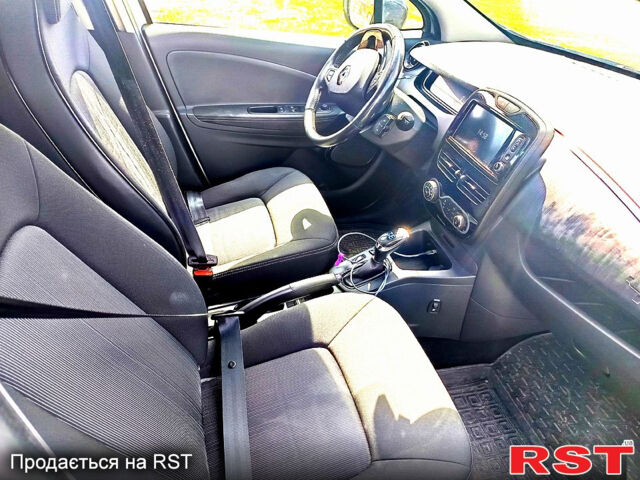 Белый Рено Зое, объемом двигателя 0 л и пробегом 165 тыс. км за 10200 $, фото 4 на Automoto.ua