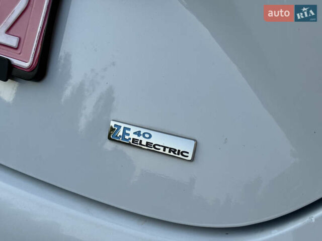 Белый Рено Зое, объемом двигателя 0 л и пробегом 70 тыс. км за 8900 $, фото 30 на Automoto.ua
