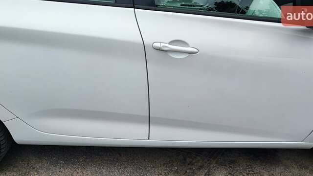 Белый Рено Зое, объемом двигателя 0 л и пробегом 62 тыс. км за 9999 $, фото 12 на Automoto.ua