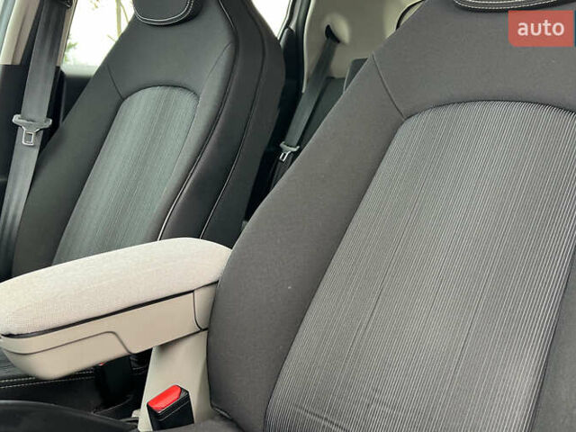 Белый Рено Зое, объемом двигателя 0 л и пробегом 140 тыс. км за 8900 $, фото 17 на Automoto.ua