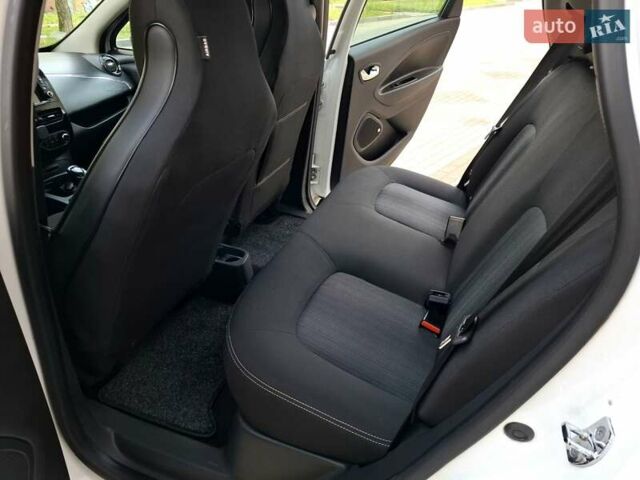 Белый Рено Зое, объемом двигателя 0 л и пробегом 129 тыс. км за 8700 $, фото 30 на Automoto.ua
