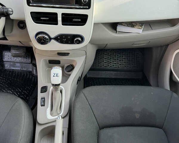 Білий Рено Зое, об'ємом двигуна 0 л та пробігом 47 тис. км за 8700 $, фото 12 на Automoto.ua