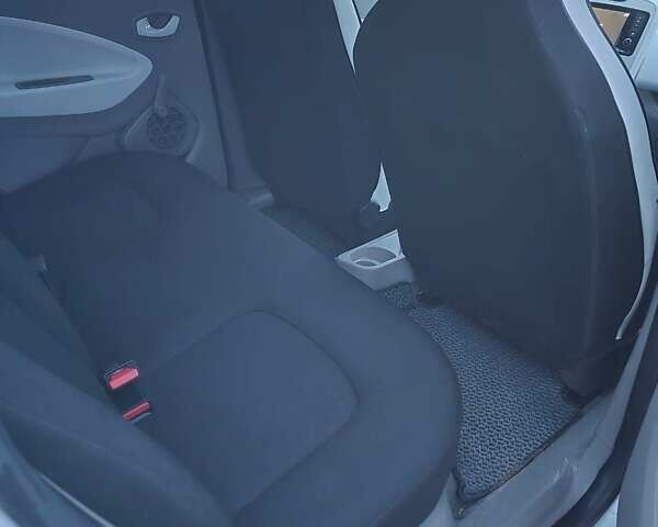 Белый Рено Зое, объемом двигателя 0 л и пробегом 122 тыс. км за 9000 $, фото 1 на Automoto.ua