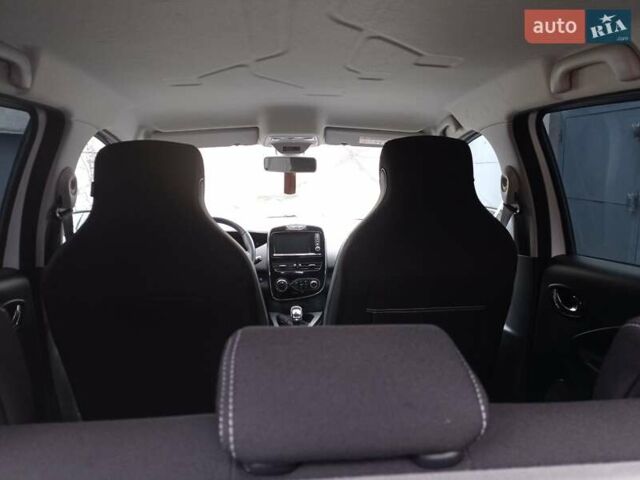 Белый Рено Зое, объемом двигателя 0 л и пробегом 145 тыс. км за 9100 $, фото 7 на Automoto.ua