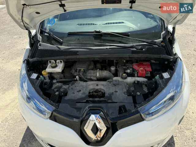 Белый Рено Зое, объемом двигателя 0 л и пробегом 120 тыс. км за 8300 $, фото 14 на Automoto.ua