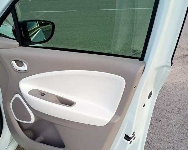 Белый Рено Зое, объемом двигателя 0 л и пробегом 21 тыс. км за 10800 $, фото 15 на Automoto.ua