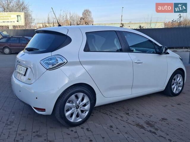 Белый Рено Зое, объемом двигателя 0 л и пробегом 90 тыс. км за 9500 $, фото 12 на Automoto.ua