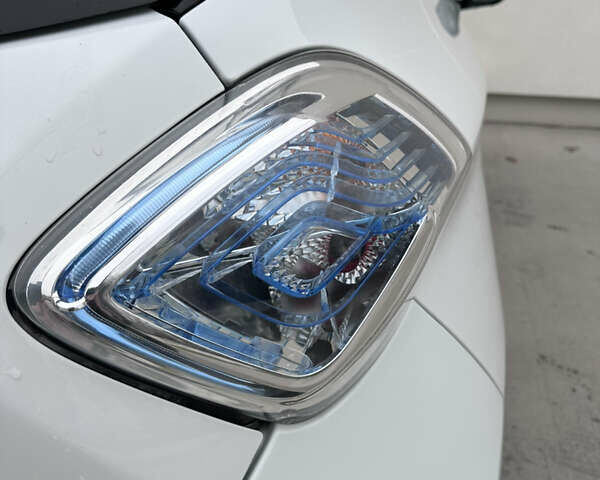 Белый Рено Зое, объемом двигателя 0 л и пробегом 96 тыс. км за 9800 $, фото 9 на Automoto.ua