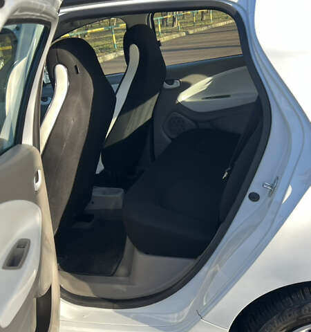 Белый Рено Зое, объемом двигателя 0 л и пробегом 85 тыс. км за 8700 $, фото 11 на Automoto.ua