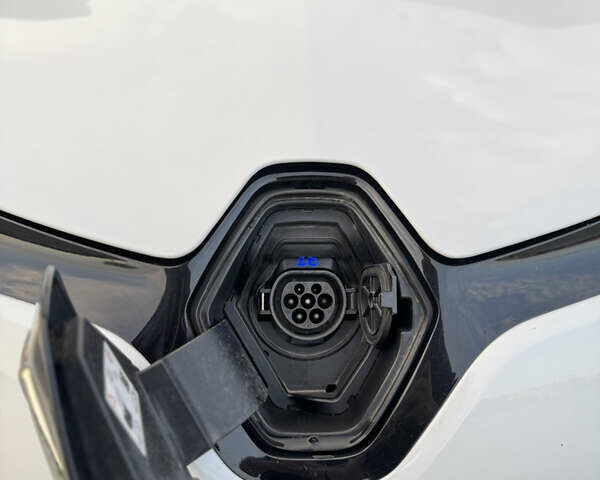 Белый Рено Зое, объемом двигателя 0 л и пробегом 73 тыс. км за 9650 $, фото 56 на Automoto.ua