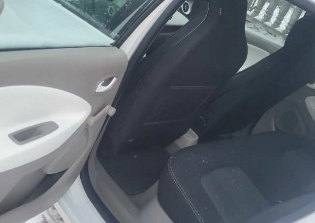 Белый Рено Зое, объемом двигателя 0 л и пробегом 22 тыс. км за 9000 $, фото 6 на Automoto.ua