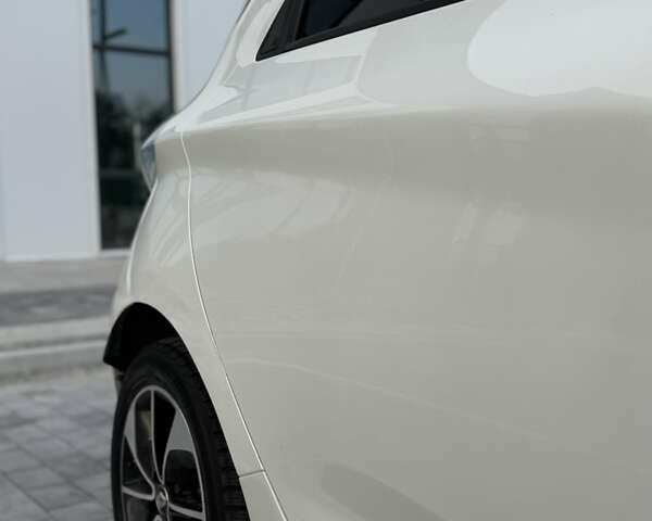 Белый Рено Зое, объемом двигателя 0 л и пробегом 73 тыс. км за 9650 $, фото 24 на Automoto.ua