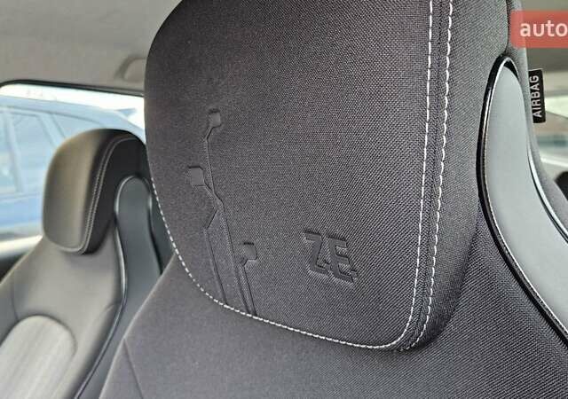 Белый Рено Зое, объемом двигателя 0 л и пробегом 71 тыс. км за 9550 $, фото 82 на Automoto.ua