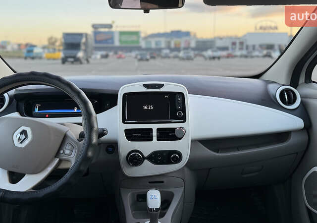 Белый Рено Зое, объемом двигателя 0 л и пробегом 117 тыс. км за 9800 $, фото 12 на Automoto.ua