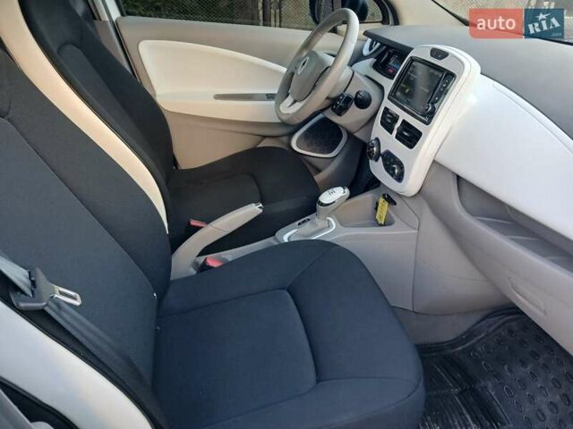 Белый Рено Зое, объемом двигателя 0 л и пробегом 64 тыс. км за 9200 $, фото 39 на Automoto.ua