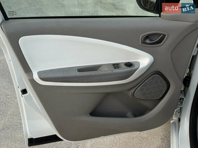 Белый Рено Зое, объемом двигателя 0 л и пробегом 70 тыс. км за 9200 $, фото 9 на Automoto.ua