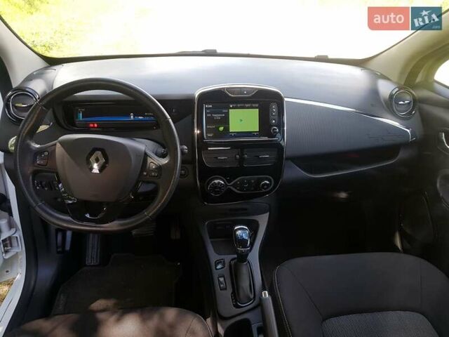 Белый Рено Зое, объемом двигателя 0 л и пробегом 95 тыс. км за 11000 $, фото 34 на Automoto.ua