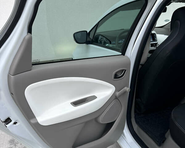 Белый Рено Зое, объемом двигателя 0 л и пробегом 96 тыс. км за 9800 $, фото 20 на Automoto.ua