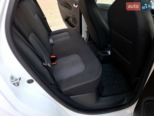 Белый Рено Зое, объемом двигателя 0 л и пробегом 129 тыс. км за 8700 $, фото 27 на Automoto.ua