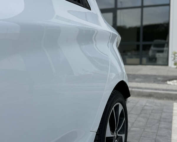 Белый Рено Зое, объемом двигателя 0 л и пробегом 73 тыс. км за 9650 $, фото 21 на Automoto.ua