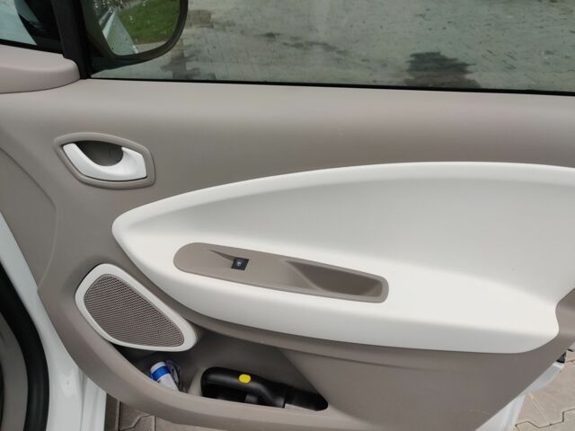 Білий Рено Зое, об'ємом двигуна 0 л та пробігом 190 тис. км за 8500 $, фото 18 на Automoto.ua