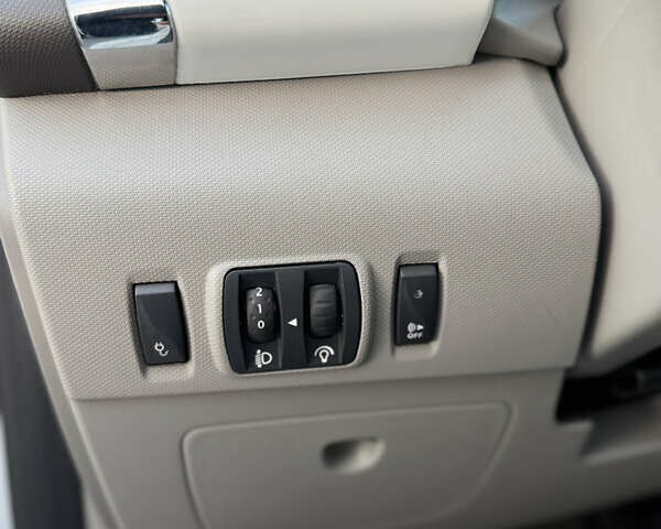 Белый Рено Зое, объемом двигателя 0 л и пробегом 75 тыс. км за 9900 $, фото 46 на Automoto.ua